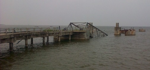 Meski belum digunakan, namun jembatan ini sudah  ambruk. GATOT/JU